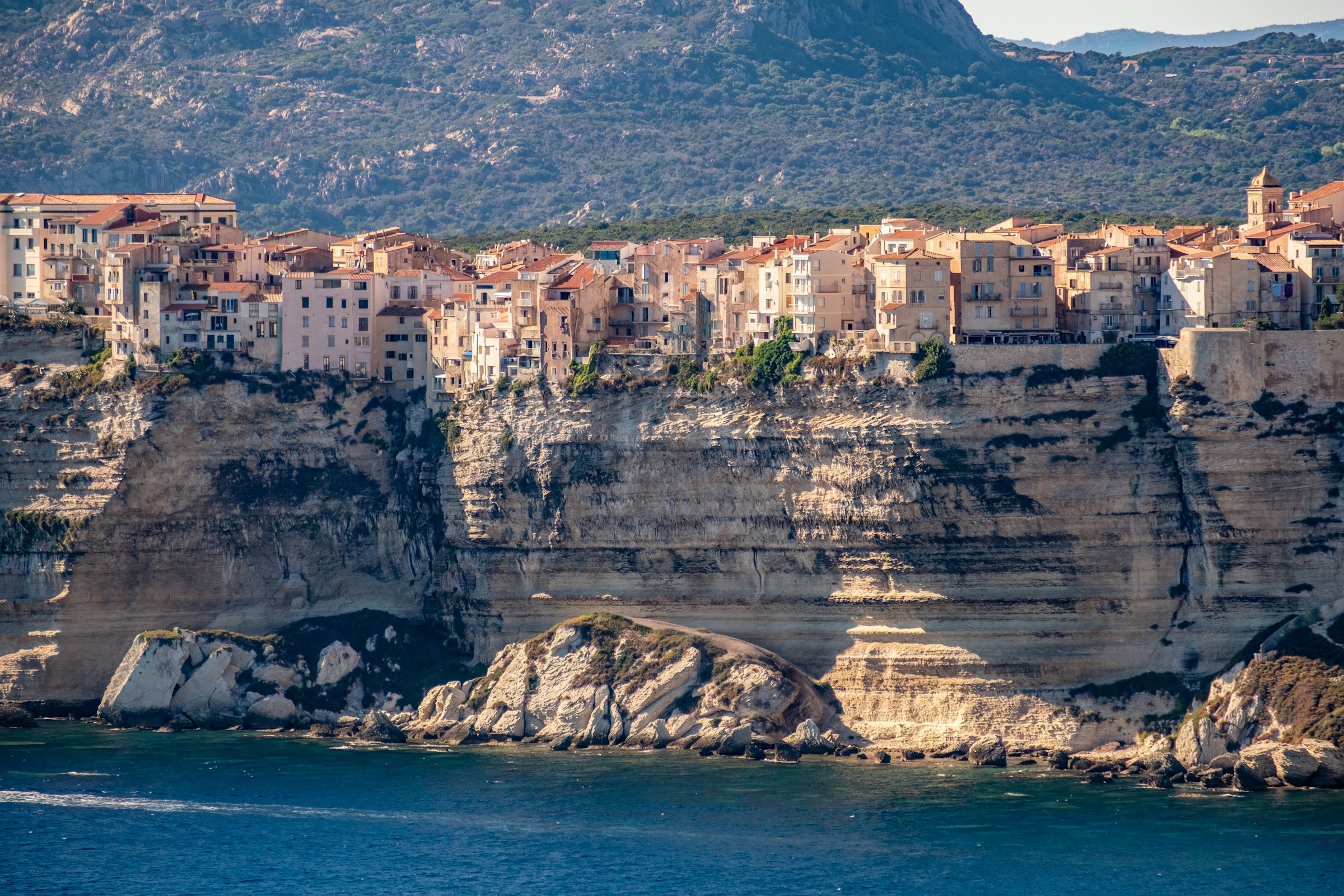 veduta città costiera corsa